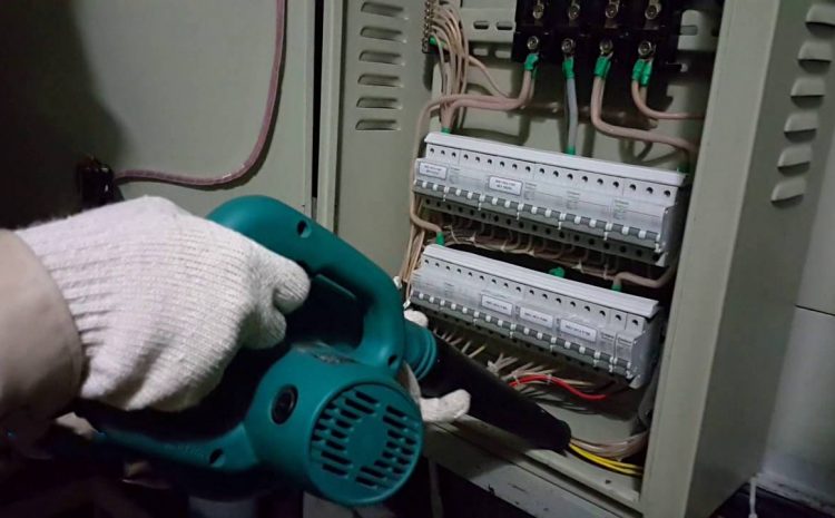 Vệ sinh tủ điện căn hộ